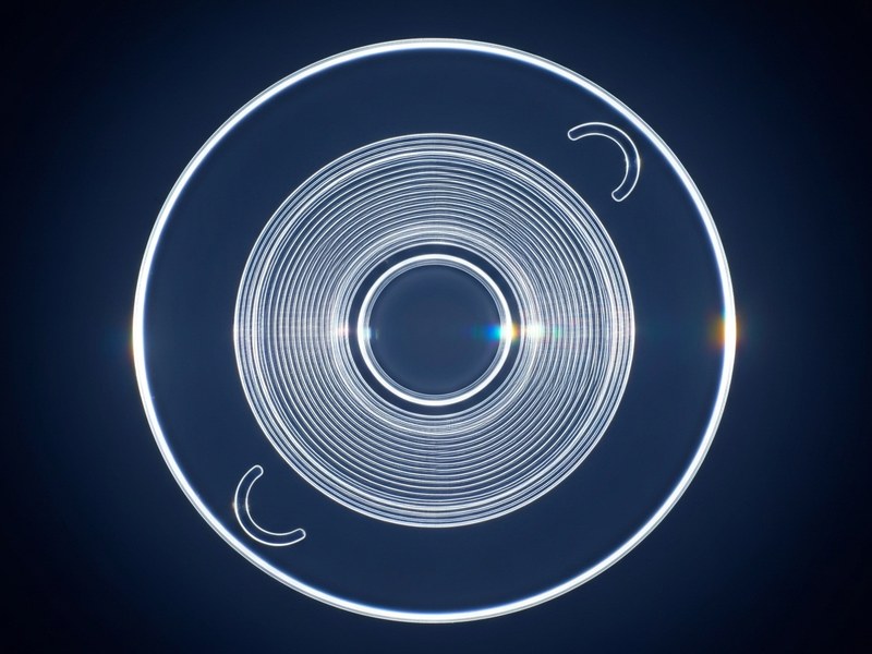 Implant intraoculaire trifocal : anneaux diffractifs concentriques pour vision à 3 distances