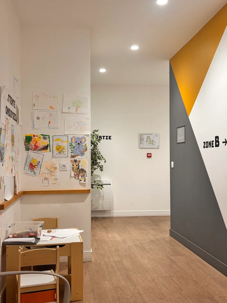 Espace enfants avec dessins et coin coloriage