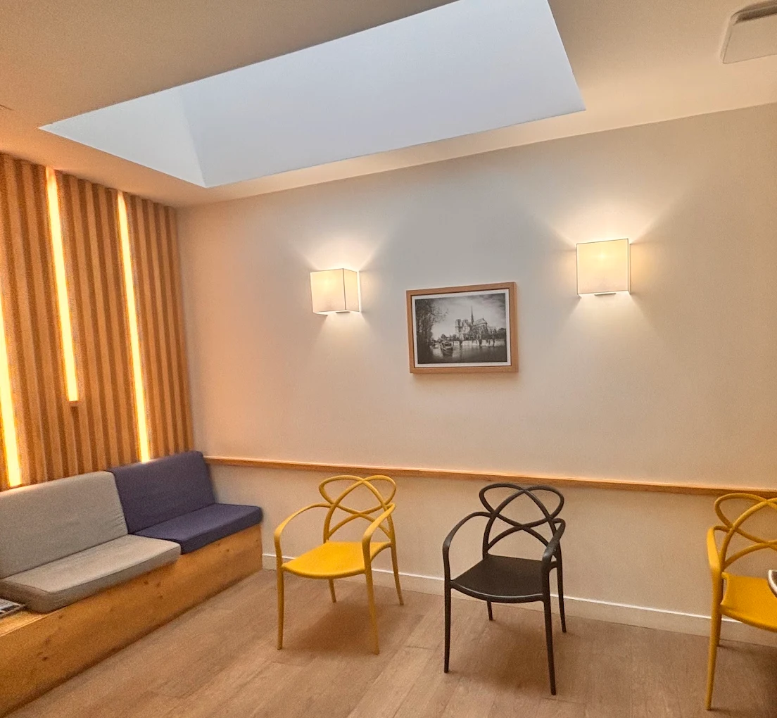 Salle d'attente secondaire avec puits de lumière et chaises design