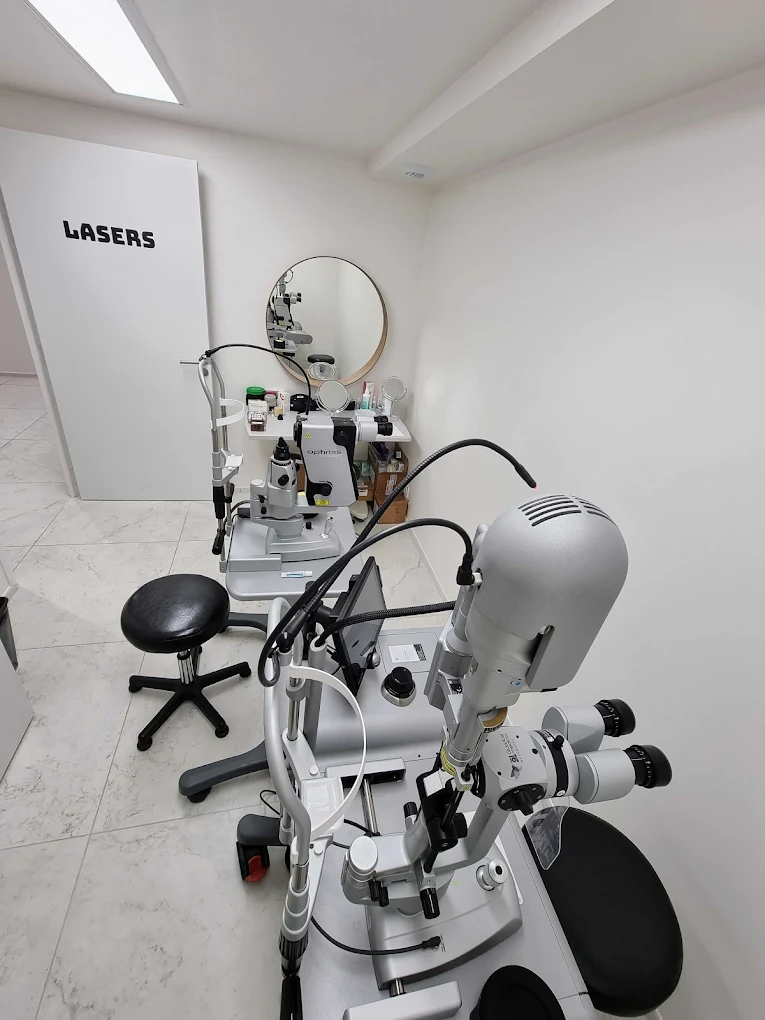 Salle laser avec équipements de photocoagulation et capsulotomie